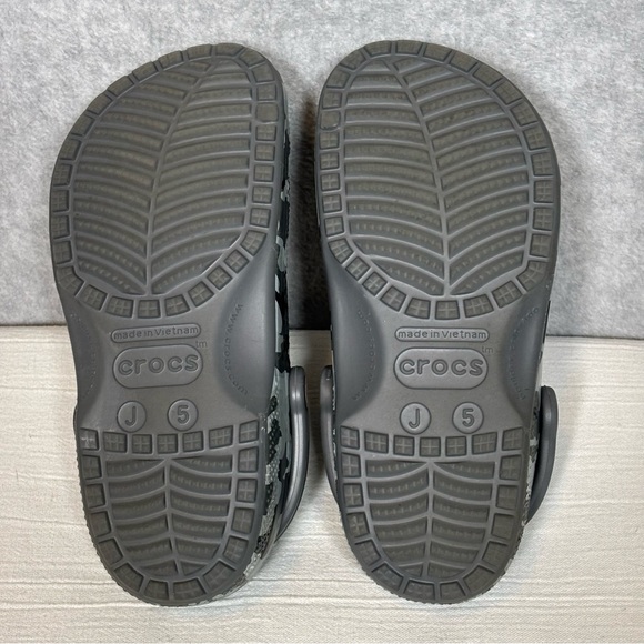 Crocs Classic Printed Camo Clogs-Black Slate Grey-Kid Size Junior 5 - Picture 8 of 11